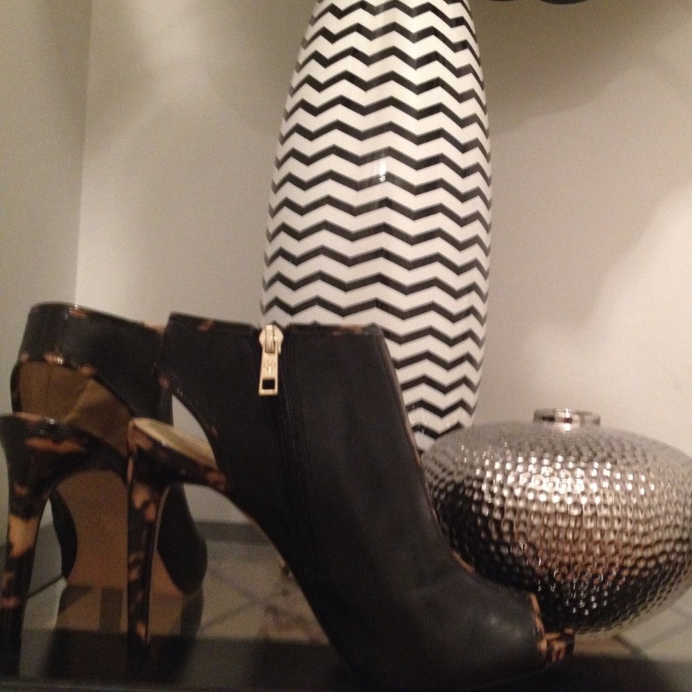🦋Ann Taylor Peep Toe Booties!